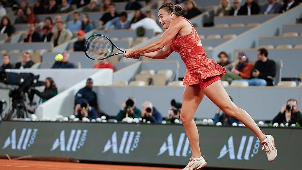 Aryna Sabalenka plays a shot against Erika Andreeva - | Photo: AP/Jean-Francois Badias